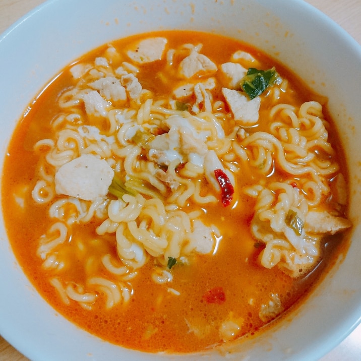 鶏肉とチーズの辛ラーメン